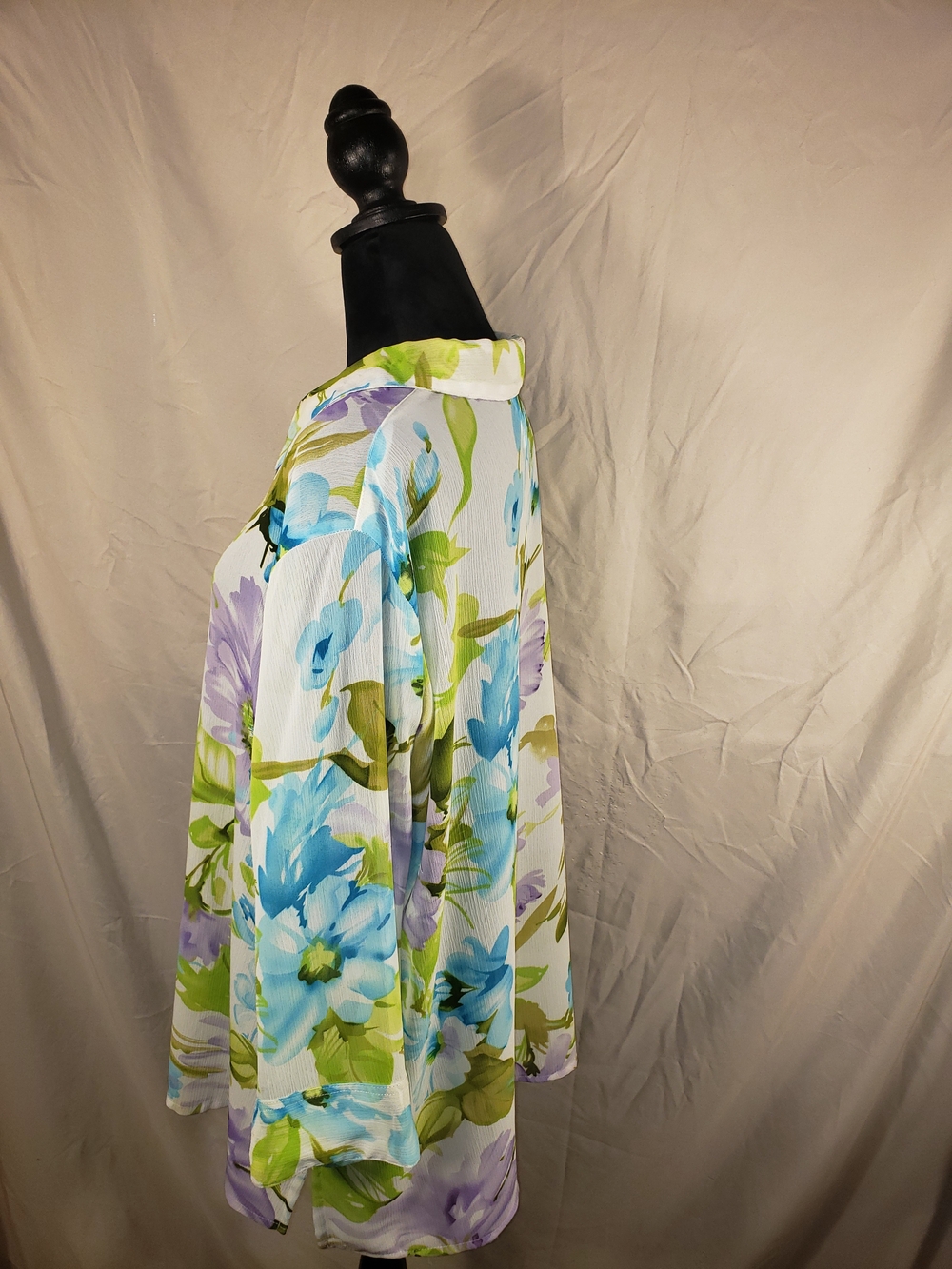 Southern Lady Pastel Floral Button-Up Top in Lavender, Blue & Green - 2X - Picture 4 of 4